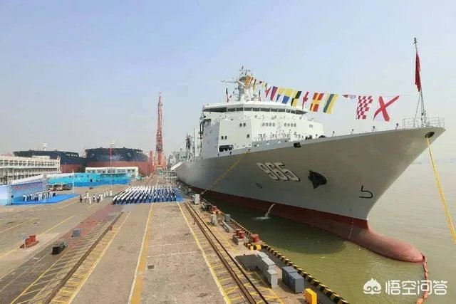 在辽宁舰的编队中,“呼伦湖”号补给舰有什么作用?