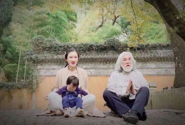 张纪中带儿子参加运动会,老来得子的他生活幸福吗?