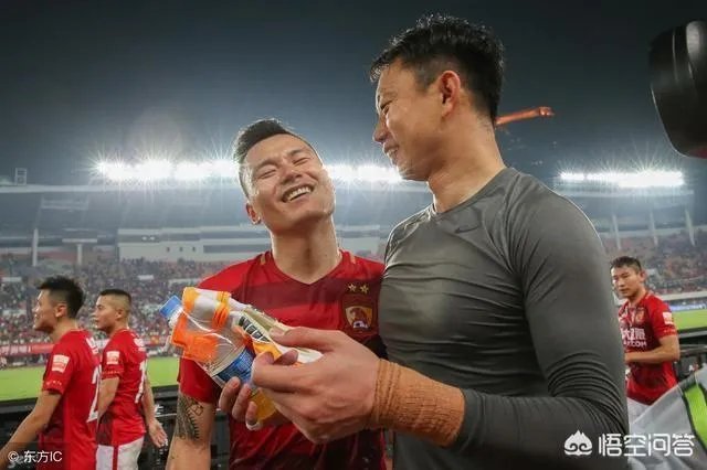 申花2比2战平恒大止住连胜，如何看待两支亚冠球队上下半场如此差异的表现？