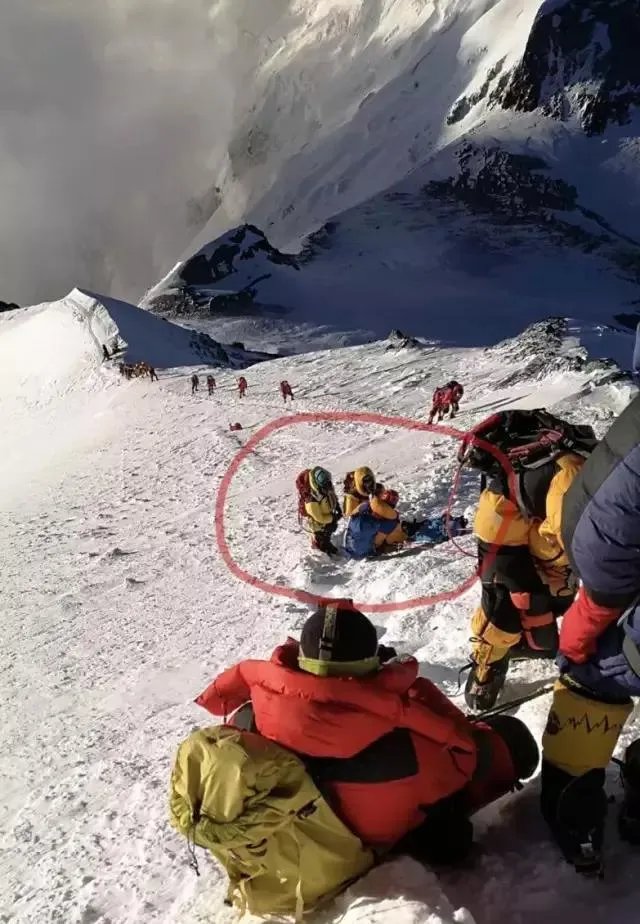 如何看待男子登珠峰在8600米高度倒下上百人路过无人救?