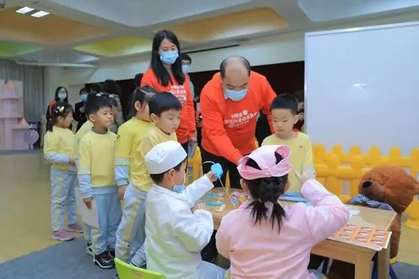 朔州男子徒手爬到6楼救下悬空女童，作为家长该如何看护家中的孩子？