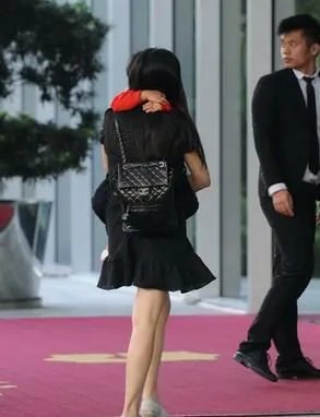 吴尊爱妻罕见露面,气质如何?