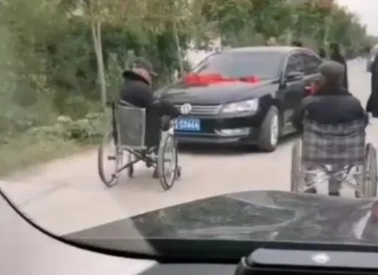 对于老人组团坐轮椅拦婚车要钱这一现象,你怎么看?