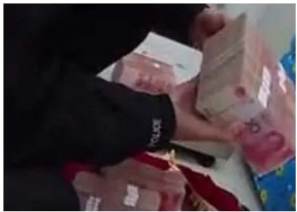 男子为什么扛144万坐火车?