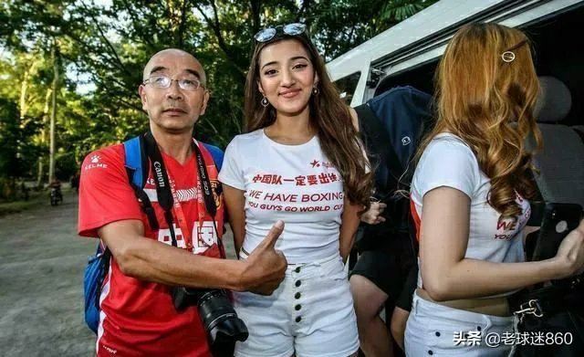 世预赛中国队vs菲律宾看台风景被忽略,美女组团为国足加油,为何都是外国人的模样?