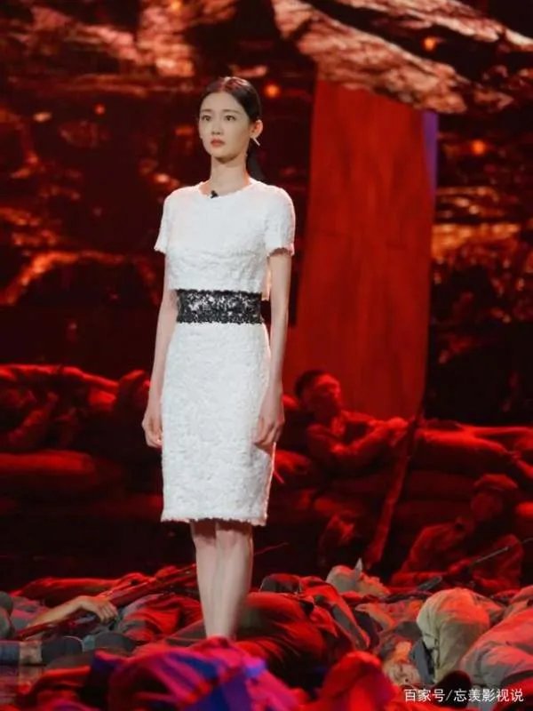 苗苗与郑恺婚后首登舞台演出,一袭白裙清纯可人九头身比例绝了,你怎么看?