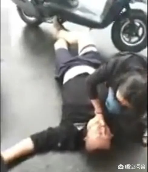 哈尔滨摩托车司机与的哥起争执心脏病发身亡,涉事的哥被批捕,你觉得出租车司机冤吗?