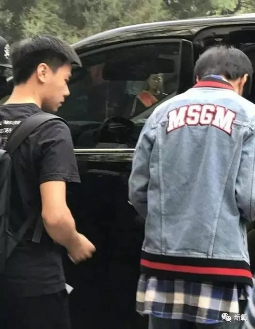 网红蹭热点,拍王俊凯寝室的床,并合影,你这么看?