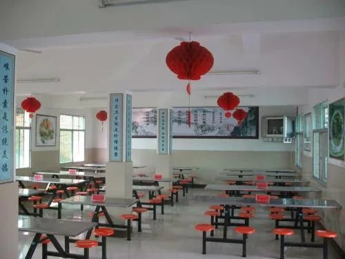 大学食堂推出1毛钱米饭,该校学生是何反应?