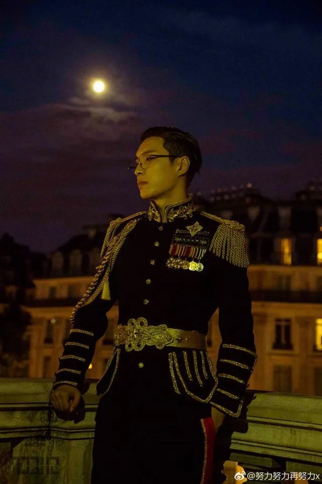 张艺兴为什么会跪下?