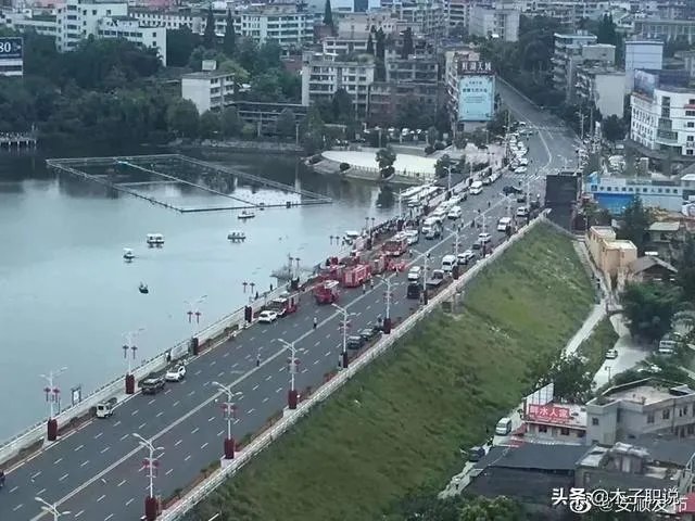 安顺公交车行驶突然开进河里,疑点重重,到底是什么原因?