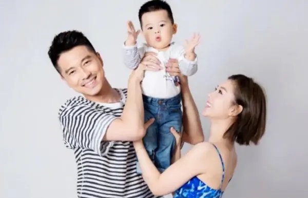 李小萌晒二胎儿子百天照,你怎么看待明星晒娃这件事?
