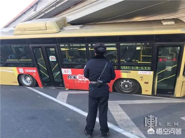 哈尔滨一67路公交车“崴脚”被卡二环桥下,你怎么看待这件事?