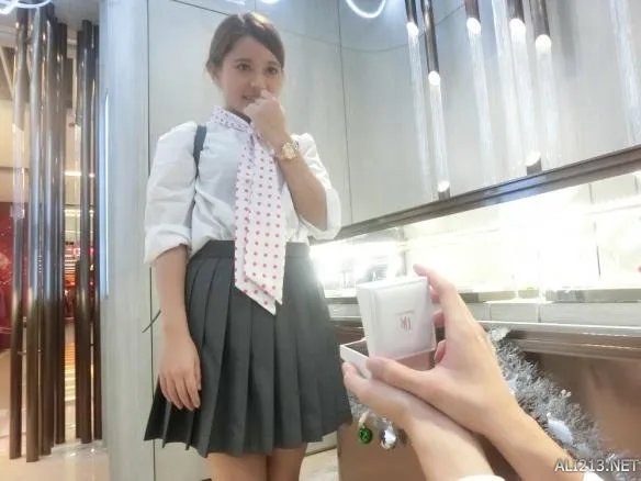 怒吞一吨狗粮!香港17岁学霸旷课求婚 耽误学习也要爱
