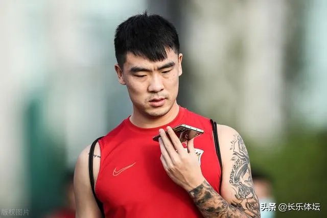 先挖于睿,再抢谭龙,亚泰球迷快哭了!上港国脚何不回归绿城?
