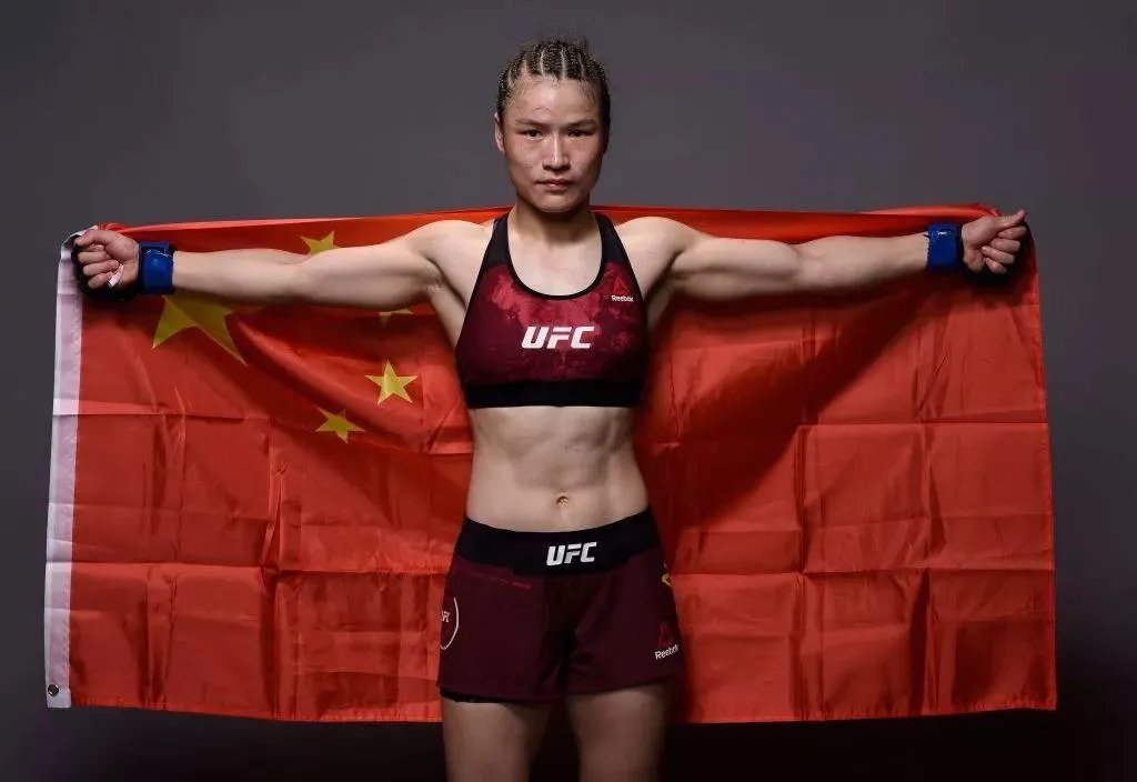 张伟丽赛后首次直播当场落泪，究竟咋回事？