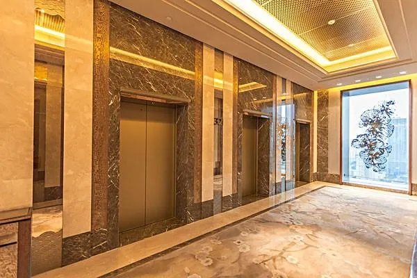 北京某写字楼内,每逢半夜12点乘坐电梯的人都会无缘无故的消失不见,这是真的吗?