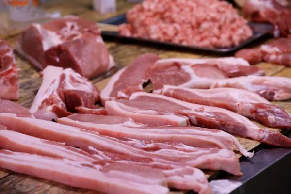 猪肉价格一降再降,价格见底了吗?