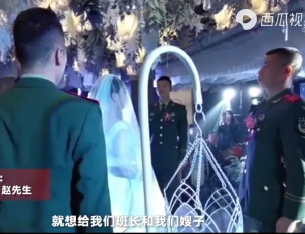 退伍老兵踢正步为军嫂盖头纱,现场的仪式感如何?