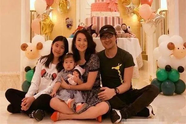 章子怡汪峰为大女儿庆生,为何网友却在讨论前妻葛荟婕?