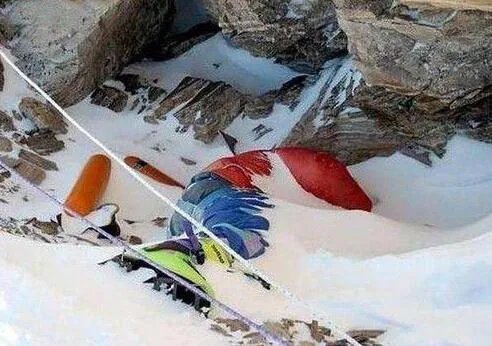 如何看待男子登珠峰在8600米高度倒下上百人路过无人救?