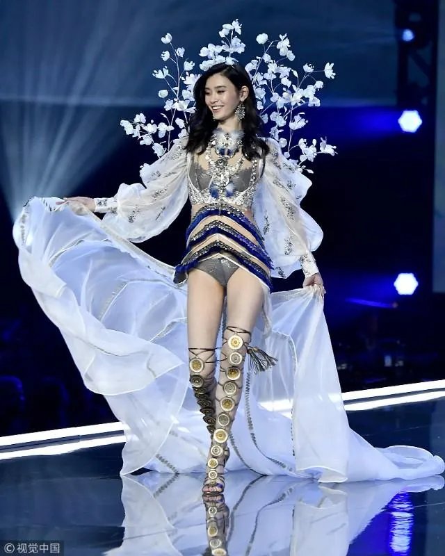 2017维秘秀奚梦瑶摔倒，你怎么看？