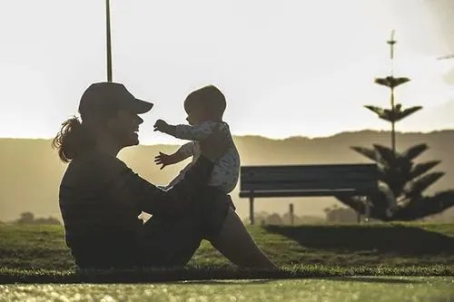朔州男子徒手爬到6楼救下悬空女童,作为家长该如何看护家中的孩子?