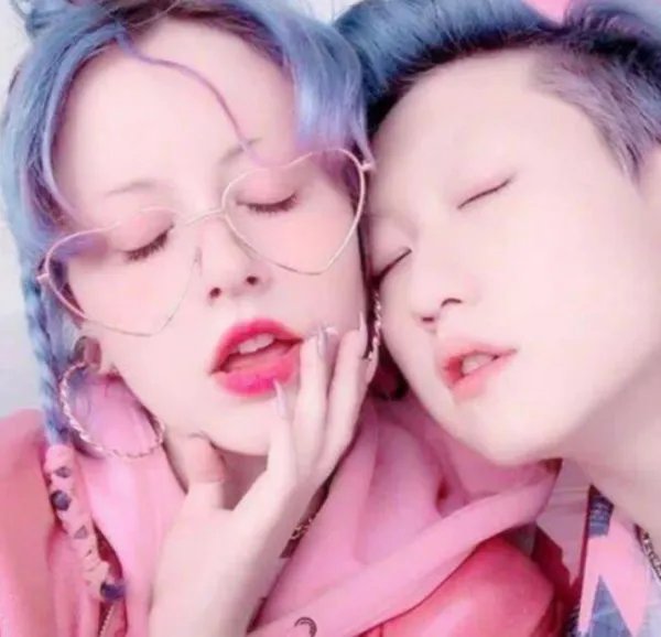 伊能静的儿子喜欢穿女装，患有严重的“异装癖”，造成这件事的原因是什么？