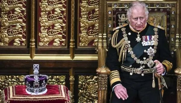 又怒了!英国新君主查尔斯三世又被拍到不高兴了,这一次又是为了什么?