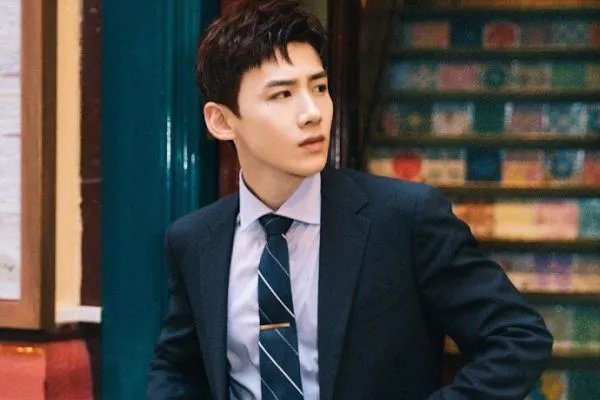 看明星大侦探觉得白敬亭长得很帅,也非常聪明,但为什么不火呢?