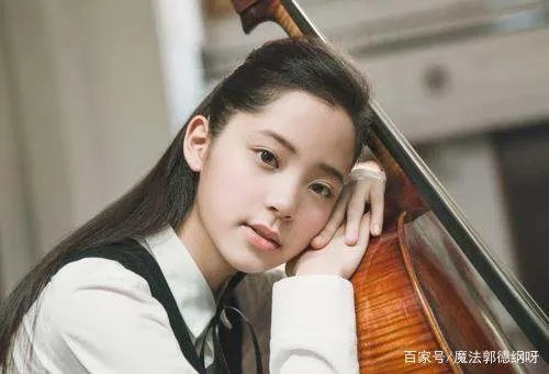 从万人羡到万人嫌，“天才少女”欧阳娜娜，是如何打烂一手好牌的？