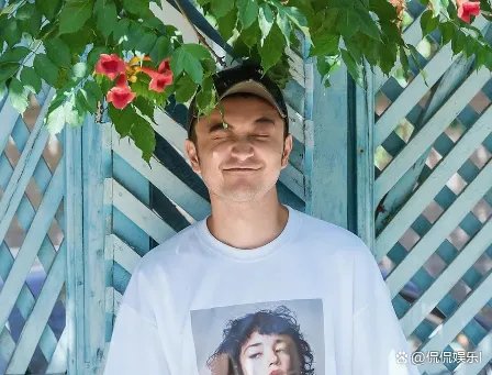 央视主持人尼格买提被妻子取关微博,双方7年无互动,曾传婚变,怎么回事?