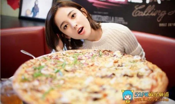 古力娜扎狂吃巨型披萨,又要像迪丽热巴一样装吃货了吗?