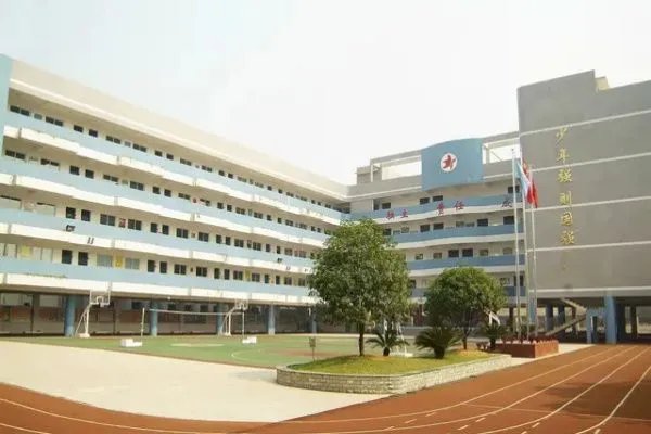 仅隔一条街房价每平米差8万元,学区房差距有多大?