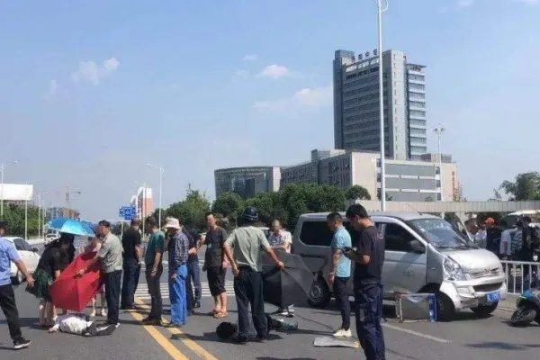 盐城一老奶奶送孙子上学后被撞身亡,此事故是谁的责任?
