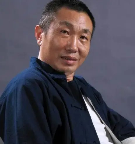 杜源4岁认识妻子，出道多年至今无绯闻，女儿成了最大的骄傲，你怎么看？