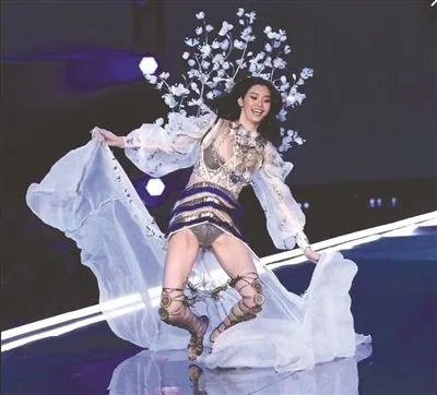 2017维秘秀奚梦瑶摔倒,你怎么看?