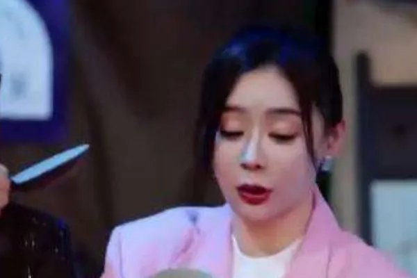 袁姗姗捏坏文物遭全网黑,无所谓的样子,她难道对文物没有丝毫的敬畏心吗?