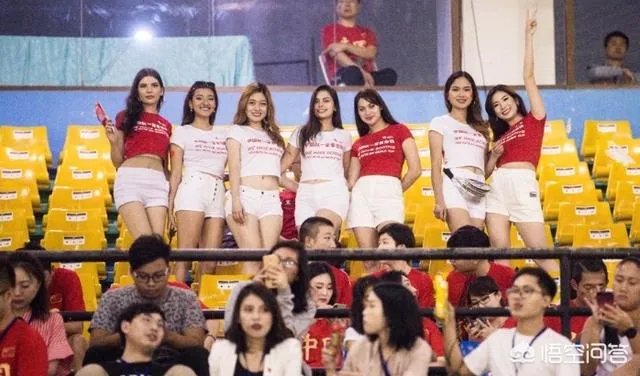 世预赛中国队vs菲律宾看台风景被忽略,美女组团为国足加油,为何都是外国人的模样?