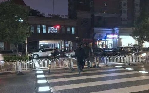 西安现炫酷斑马线 走上去就会有追光