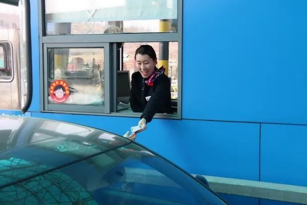 司机遇险暗打手势收费员秒懂报警,具体咋回事?