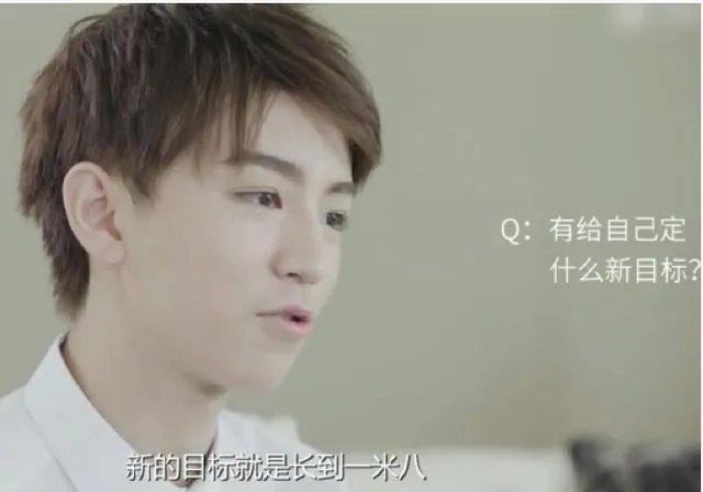 网红蹭热点,拍王俊凯寝室的床,并合影,你这么看?