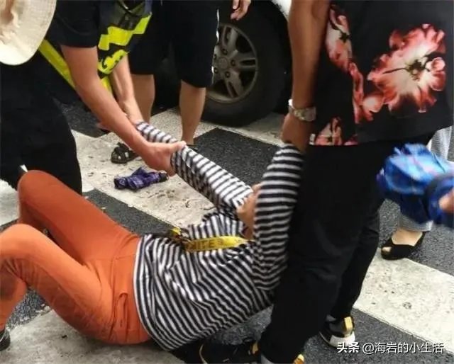 女性一个人带孩子上街,碰到人贩子明抢,人贩子对周围人喊:“我们是一家的,你们谁都别管这事”,该怎么办?
