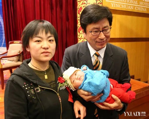 白岩松照顾瘫痪妻子白岩松妻子瘫痪，白岩松不离不弃