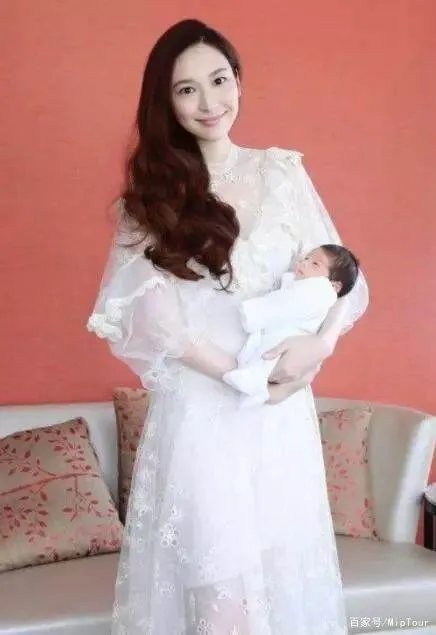 同是未婚生子,为何吴佩慈与梁洛施命运却大不同?