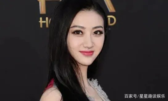 成龙不敢摸她,甄子丹没搂到,连王思聪都不敢撕,却被任嘉伦亲了,她是谁?