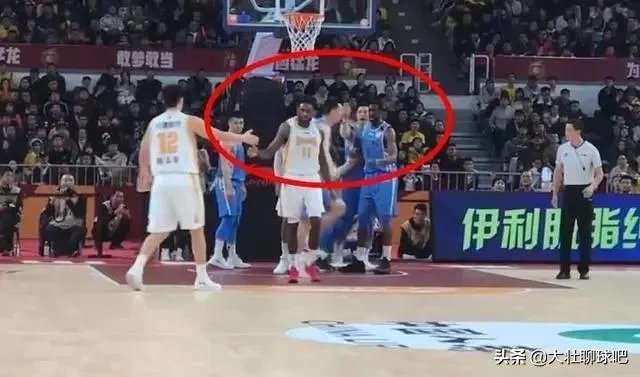 首钢和山西男篮的常规赛中,林书豪被外援富兰克林所撞到,翟晓川上前出头,你怎么看?
