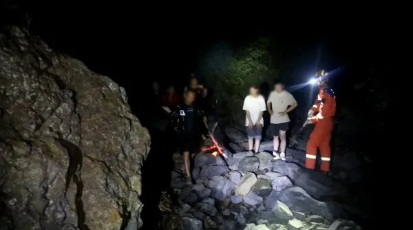 重庆一家11人溶洞避暑9人失联,消防员彻夜救援,她们遇到了什么难题?