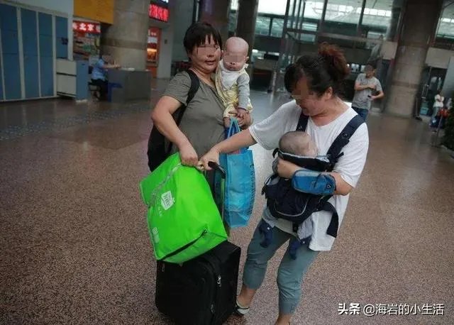 女性一个人带孩子上街,碰到人贩子明抢,人贩子对周围人喊:“我们是一家的,你们谁都别管这事”,该怎么办?