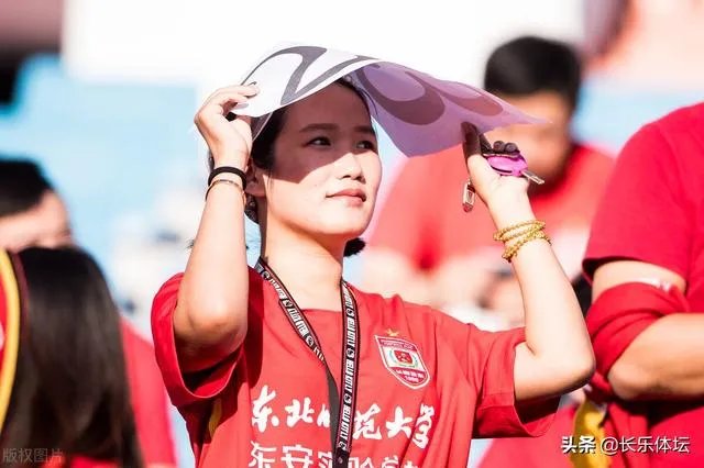 先挖于睿,再抢谭龙,亚泰球迷快哭了!上港国脚何不回归绿城?